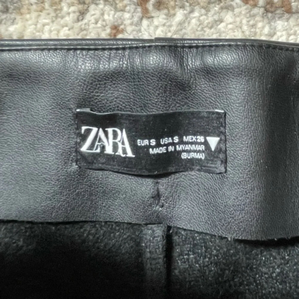 Zara Black Highrise Flared Faux Leather Leggings Size Small - Picture 5 of 11
